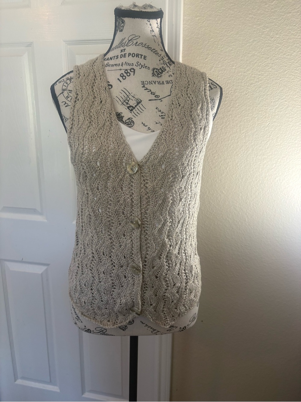 Ballinger. Gold Linen size M Knit Cable Button-Down Vest in Beige